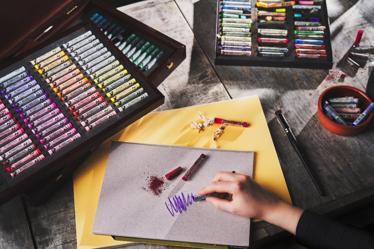 Build clean layers in pastel with Talens Fixative Spray - Royal Talens