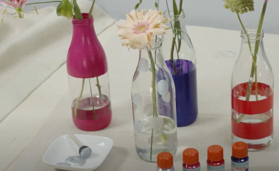 Painting on a glass bottle - Royal Talens