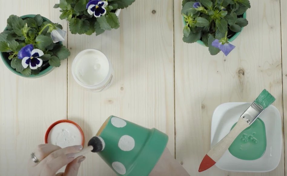 Painting flower pots - Royal Talens