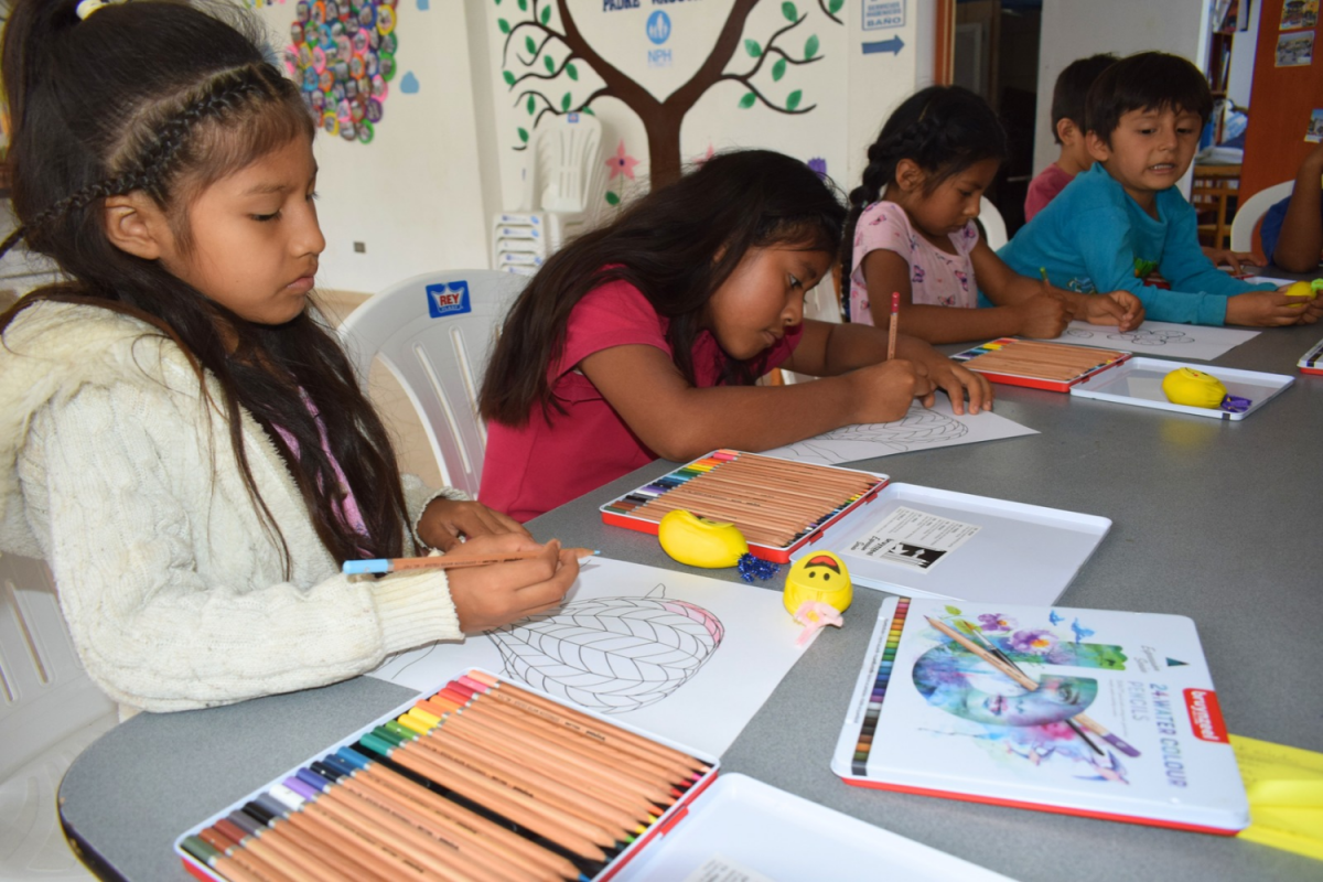 Creative expression at the Community Family Center in Peru - Royal Talens