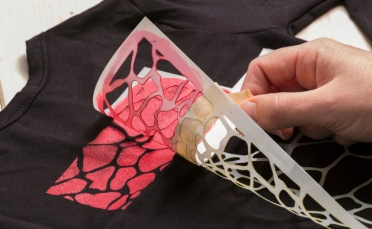 Stencil art on a T-shirt - Royal Talens
