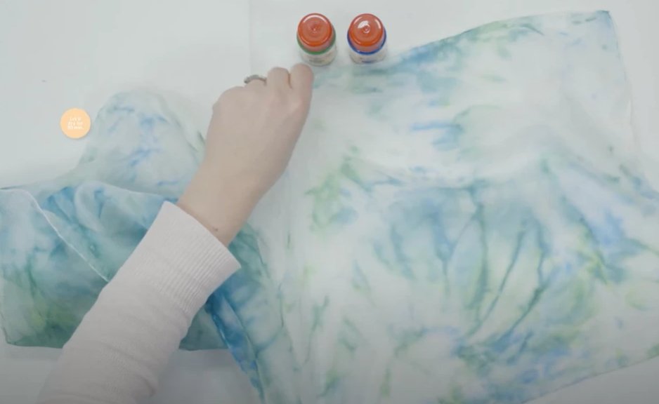 Tie-dye design on silk scarf - Royal Talens