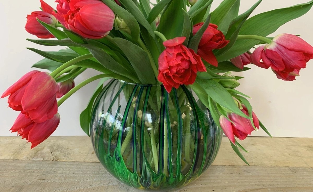 Pouring technique on a vase - Royal Talens