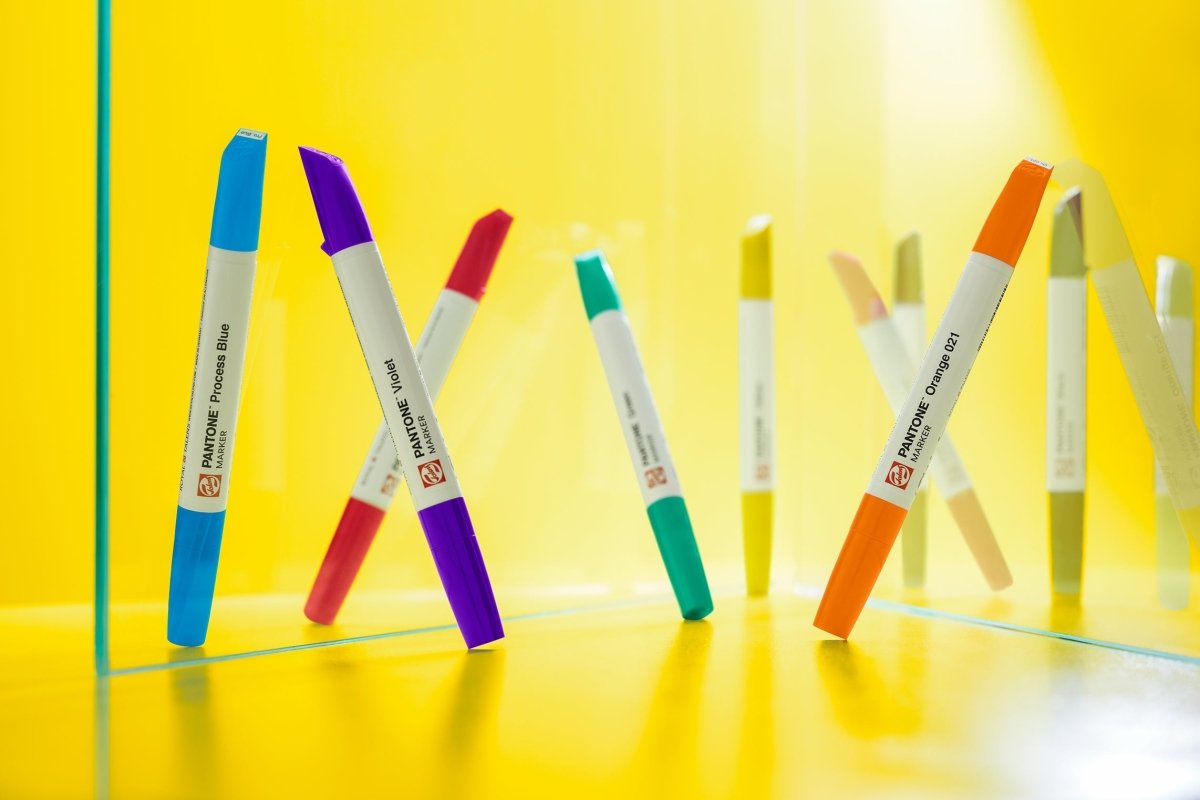 Talens | Pantone Set di 9 Marcatori Blue | Penna a Doppia Punta con Pennello e Punta a Scalpello | Inchiostro Pigmentato a Base d'Acqua nei Colori Pantone Talens | Pantone Set di 9 Marcatori Blue | Penna a Doppia Punta con Pennello e Punta a Scalpello | Inchiostro Pigmentato a Base d'Acqua nei Colori Pantone