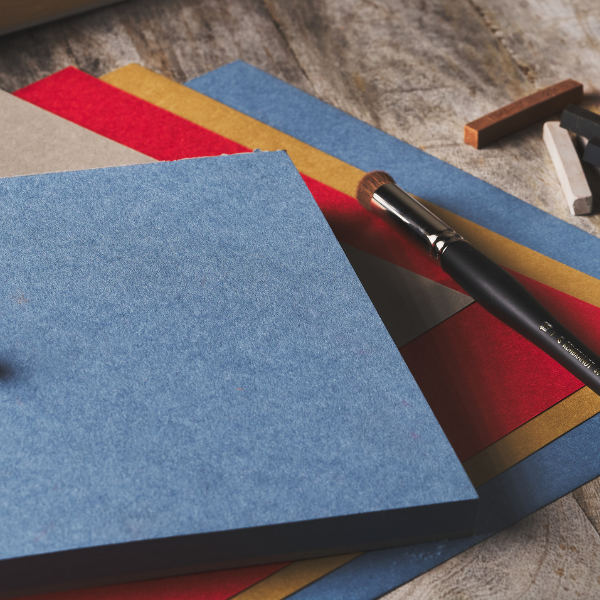 Papier und Leinwänden