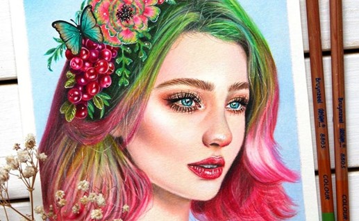 Meisje met bloemen in haar haren, portrettekenen met kleurpotloden