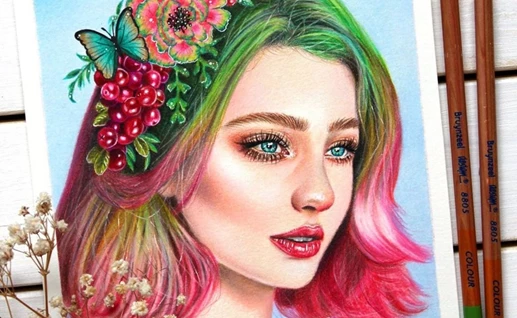Une jeune fille avec des fleurs dans les cheveux, dessiner un portrait aux crayons de couleur